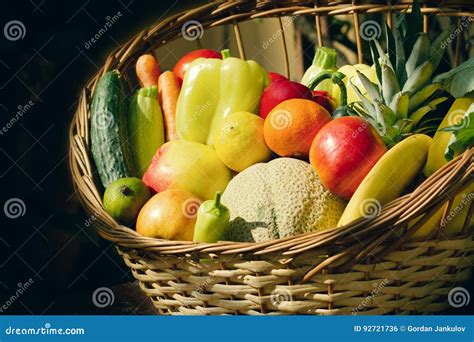 Frutta E Verdura Organiche Fresche In Primo Piano Del Canestro Di