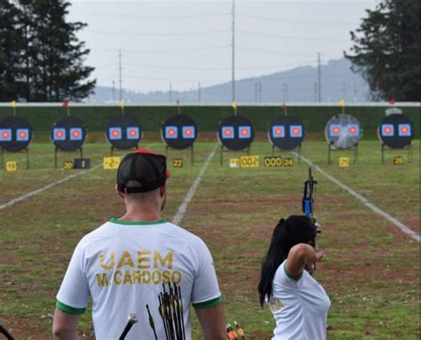 Plata Para Uaem En Parejas Mixtas De Tiro Con Arco De Universiada