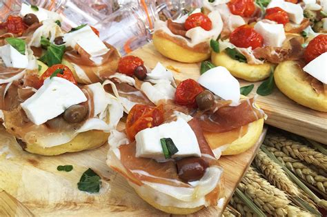 Pane e panelle, but also pani ca meusa, croquettes, stigghiole, boiled octopus, arancini, cannoli. I 20 migliori street food in Italia per il Gambero Rosso 2017