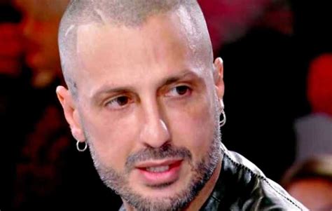 Fabrizio corona news, gossip, photos of fabrizio corona, biography, fabrizio corona girlfriend list fabrizio maria corona (born 29 march 1974) is an italian television and media personality and. Fabrizio Corona irriconoscibile dopo il carcere - Foto