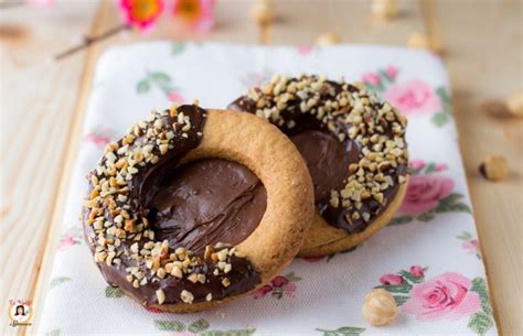 Prova la ricetta, friabili e golosi adatti alla prima colazione o a merenda. Biscotti Occhi di Bue alla Nutella - Anche Bimby Biscotti ...