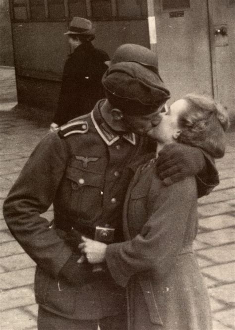 Historic Photos Of Love During Wartime Bored Panda