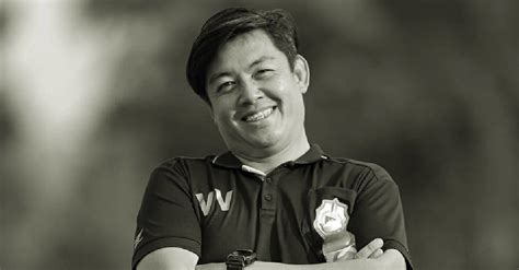 ซึ่งหลังจากการดำเนินการซื้อ สโมสรฟุตบอล ลำพูนวอริเออร์ และตั้งตนเองเป็นประธาน ก็ได้ใช้เงินซื้อนักเตะราคาแพงเงินเดือน. "ราชันโคขาว" เศร้า! "โค้ชบอย" กุนซือทีมเยาวชนเสียชีวิตแล้ว