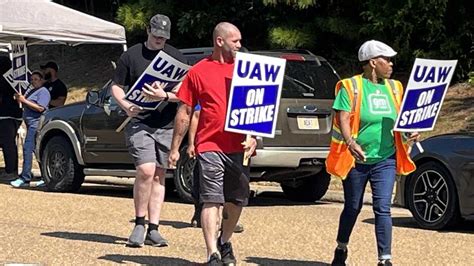 Mississippi Gm Plant Workers Join Uaw Picket Lines