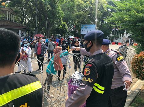 Ditengah Unras Buruh Biddokes Polda Banten Bagikan Masker