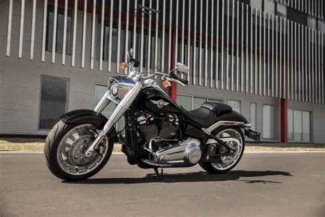 This fat boy bike weighs 317 kg and has a fuel tank. 2020 Harley-Davidson Fat Boy 114 Guide • Total Motorcycle