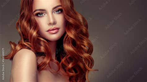 Foto Stock Beautiful Model Girl With Long Red Curly Hair Red Head