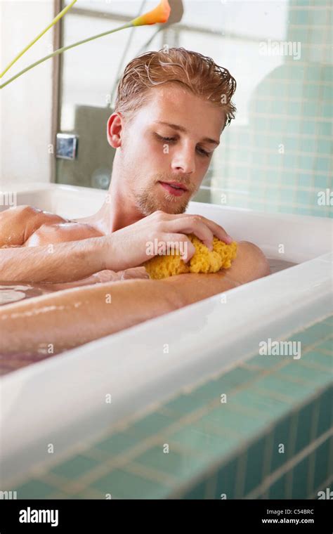 mann seinen körper in der badewanne schrubben stockfotografie alamy
