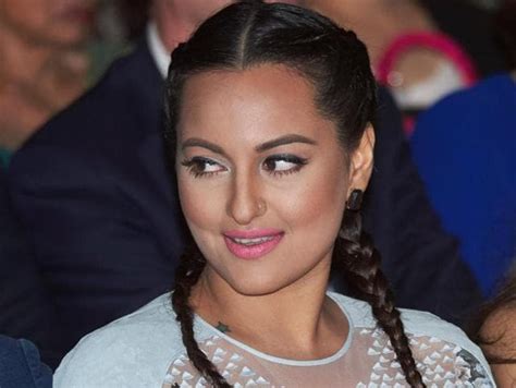 Aggregate 144 Sonakshi Sinha Hairstyle Vn