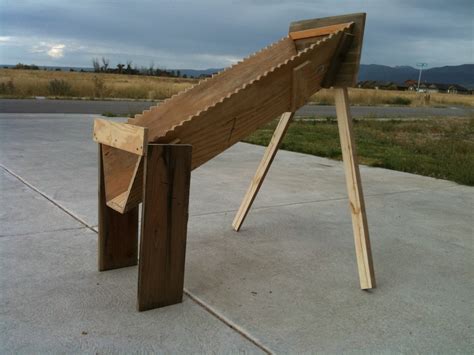 The free plans will enable you to build a working top bar hive, using simple tools and readily obtainable timber. Che Guebee Apiary: October 2012