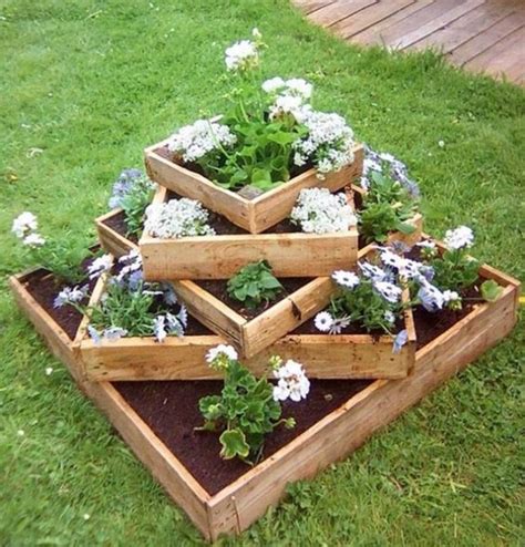 Get ideas for creating an amazing garden, including planting tips & gardening trends. Disconcerting Repurposed Garden Decor Ideas - DIY Ideas