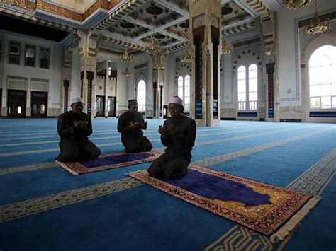 Hukum shalat berjamaah di masjid adalah wajib menurut pendapat terkuat. SOP Solat Jemaah Di Masjid, Surau Bincang Esok - MYNEWSHUB