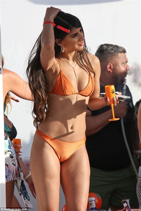 Jasmin Walia Shows Off Her Peachy Posterior In Bikini Daily Mail Online