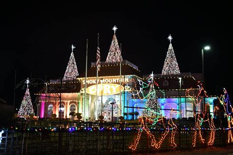 Canaan valley sees an annual average snowfall of 128″ with an elevation of over 3000 ft, the average temperature is in the low 30's throughout december. Christmas at the Smoky Mountain Opry in Pigeon Forge ...