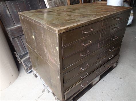 If you choose an inexpensive filing cabinet at first, you can take time to figure out how much space you need before you invest in a larger or more stylized cabinet. Large Metal Filing Cabinet / Set of Drawers