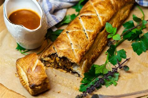 Flaky pastry is wrapped around tender filet mignon and flavorful sautéed mushrooms. Filet Wellington - marieluisewackenhut.de