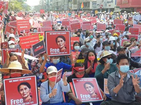 Hundreds of thousands of people gathered in yangon. Pray For Myanmar 🇲🇲's tweet - "Protesters are peacefully ...
