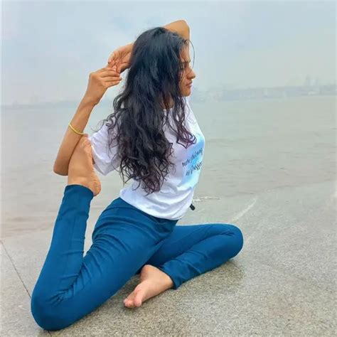 Best Female Yoga Teacher Bandra Yoga Instructors At Home Bandra