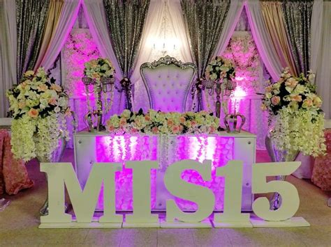 Mis 15! Quinceanera head table decor. | Tortas de quinceaños