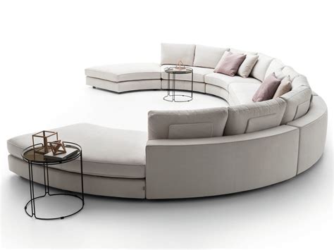 Sofa dengan gaya minimalis ini bukan hanya dapat membuat suasana ruangan lebih simpel dan rapi, namun dapat menghemat ruang terbatas. Tren sofa minimalis terbaru 2021 | GNET
