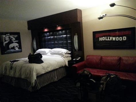 When you're starting your beach themed bedroom entirely from scratch, there are definitely a few but for a beach themed bedroom, feel free to let your collector out. Hollywood theme room | Movie Themed Bedroom | Pinterest