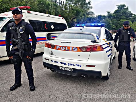 Muzium polis diraja malaysia no. Royal Malaysian Police MPV (Mobile Police Vehicle) officer ...