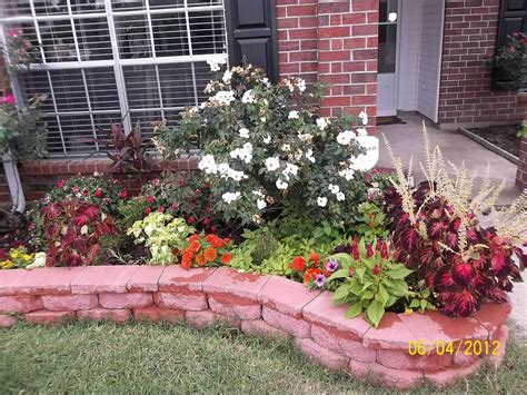 There are certain things you have to consider: Pin by Vicki Gregory on Landscaping our back yard | Garden front of house, Front flower beds ...