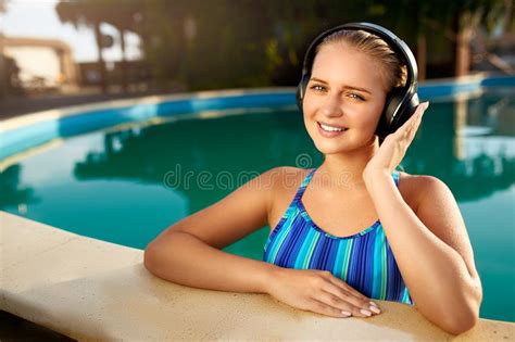 Goosebumps is an eerie love song. Ontspannen Glimlachende Vrouw Die Aan Muziek In ...