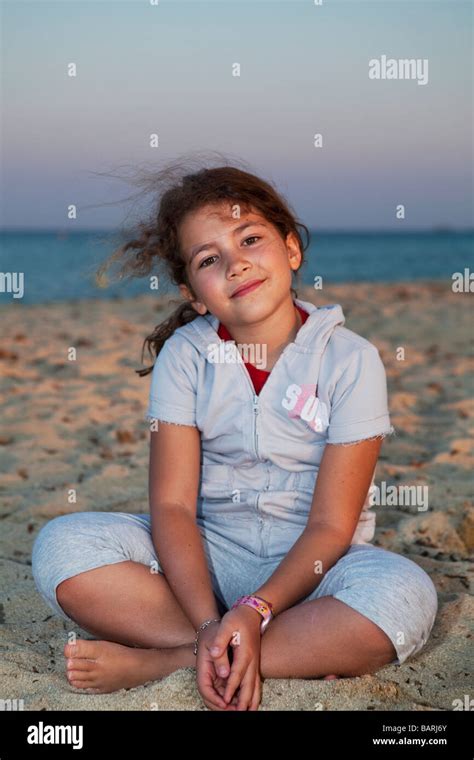 Hübsches Kleines Mädchen Sitzt Am Strand Bei Sonnenuntergang Plage De