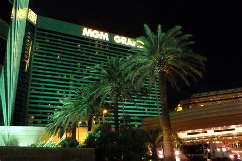 At the mgm grand, visitors are immersed in the glamour of sophisticated shows, gourmet dining, hip nightlife and much more. MGM Grand Buffet: Las Vegas Restaurants Review - 10Best ...