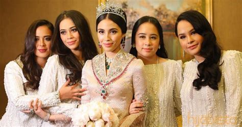 Tak hanya cantik, ketiga putri sultan tengku puteri iman afzan kini bekerja di salah satu bank malaysia. Miliki Pesona Tersendiri, Ini 10 Wanita Kerabat Diraja ...