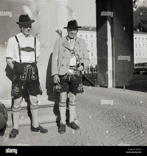 1950s Históricos Baviera Alemania El Horario De Verano Y Dos Hombres Alemanes Vistiendo Ropa