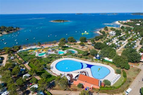 Ferienwohnungen ferienhäuser gästezimmer hotels ferienanlagen campingplätze. Camping Polari, Rovinj, Istrië, Kroatië.
