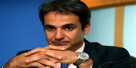 Είναι πάνω σε μια αστεία βάση, μόνο τελάρα δεν έχουν βάλει από κάτω, και επίσης προφανώς για. ΚΥΡΙΑΚΟΣ ΜΗΤΣΟΤΑΚΗΣ: Η ΦΩΤΟΓΡΑΦΙΑ ΜΕ ΤΗΝ ΚΟΡΗ ΤΟΥ