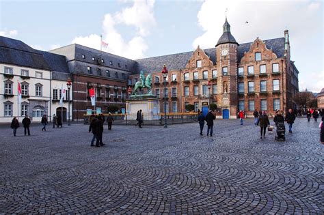 To our digital exhibition halls. Where is FatBoy ?: Dusseldorf : Altstadt, the old quarter ...