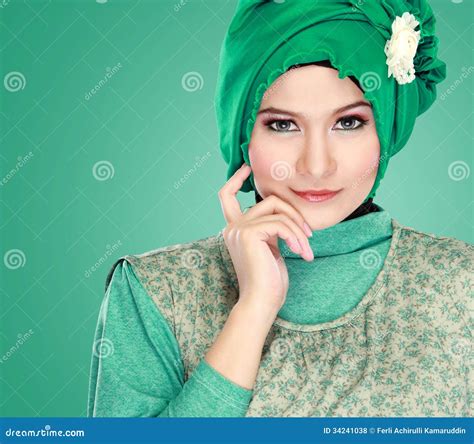 19 Seriously Beautiful Women Wearing Hijabs ~ Wallpapers Islamic Hd
