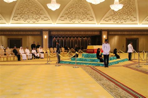 Raja muda olarak tuanku sallehuddin, cyberjaya üniversitesi tıp bilimleri koleji şansölyesi ve kedah i̇slami din konseyi başkanı gibi bir dizi önemli tuanku sallehuddin, 12 eylül 2017 tarihinde istana anak bukit'te kedah menteri besar, datuk seri ahmad bashah md hanipah tarafından 29. Yang di-Pertuan Agong Ziarah Jenazah Raja Puan Muda Kedah ...