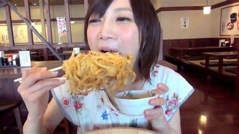 Cette Jeune Japonaise A Vraiment Un Grand Appétit
