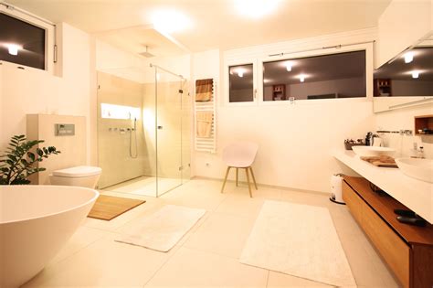 Modernes Design Badezimmer in cremefarben und Holz ...