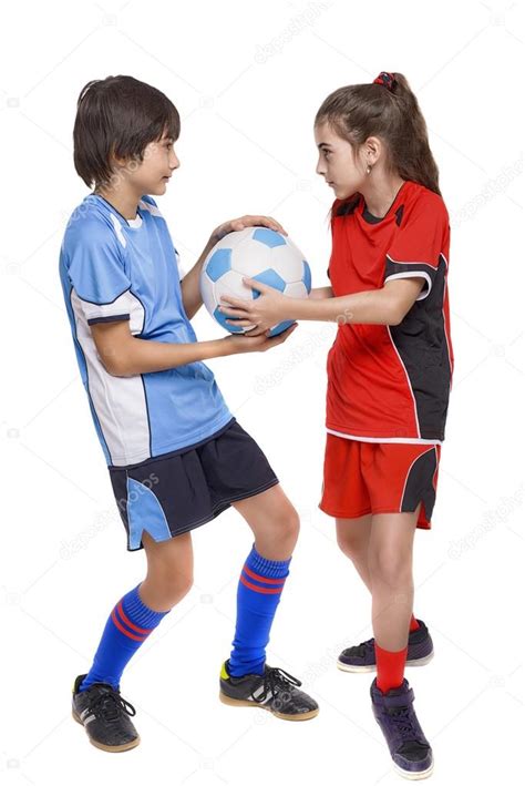 ⬇ descargar vectores niños peleando de un banco de imágenes grande. Jugadores de fútbol dos niños peleando por un balón — Foto ...