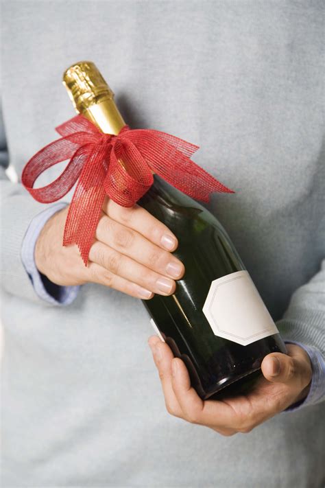Nuestra biblioteca de maquetas de etiquetas para botellas de vino fue creada por un grupo de diseñadores profesionales para que puedas diseñar lo que necesites con tan solo unos clics. Cómo hacer etiquetas para botellas de vino con programas ...