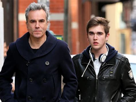 L'occasion pour le jeune homme de poster deux photos sur son compte instagram où il affiche un large sourire et se trouve encore dans son lit. Daniel Day-Lewis 'quitting acting to become a dressmaker'