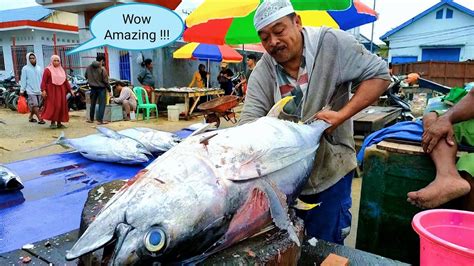 don't try! Giant yellowfin tuna cutting skills for restaurant crispy
