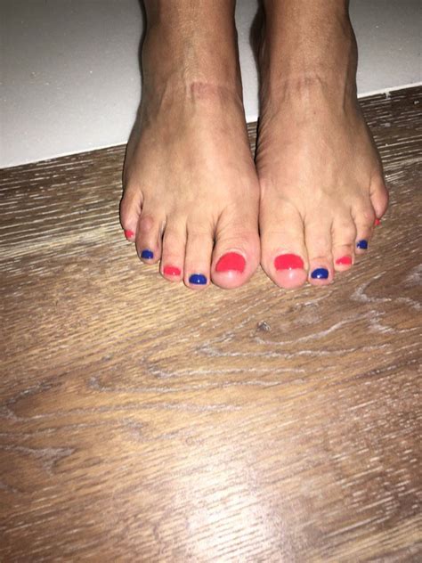 Kristin Chenoweths Feet