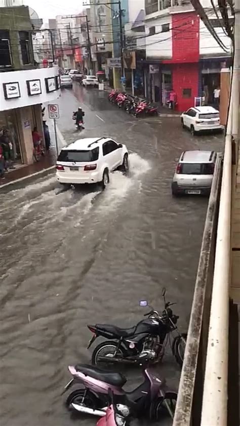 Chuva na tarde desta quinta deixa ruas alagadas em Santo Antônio de