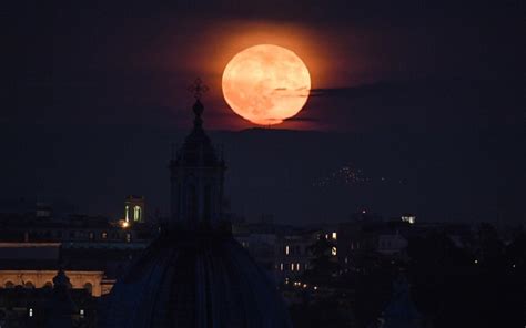 Luna Ecco La Prima Eclissi Del 2020 Come E Dove Vederla
