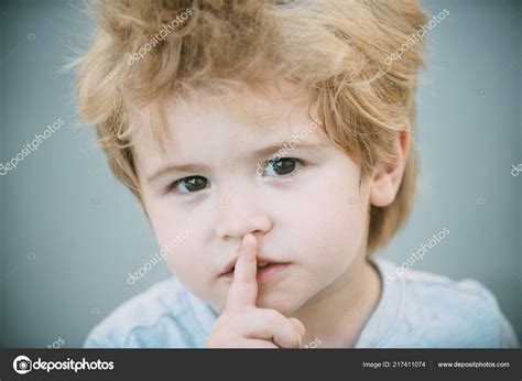 Niño Con Dedo Los Labios Haciendo Gesto Silencioso Silencio Por