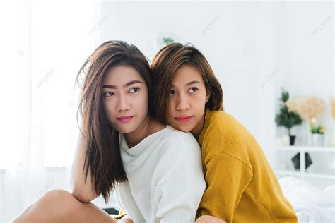 美麗的年輕亞洲女性 Lgbt 女同性戀幸福情侶坐在床上 美麗的年輕亞洲女性 Lgbt 女同性戀幸福情侶坐在床上擁抱和微笑 照片背景圖桌布圖片免費下載 Pngtree