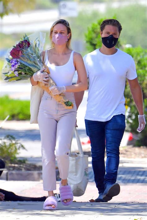Brie Larson And Boyfriend Elijah Allan Blitz Step Out To A Local Farmer S Market In Los Angeles