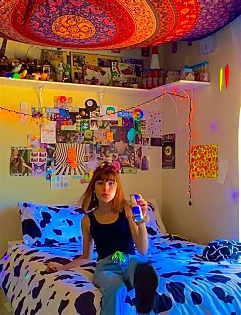From classics like arctic monkeys, pulp, bloc party and vampire weekend to more obscure. ️🍄🧸 in 2020 | Indie room, Retro room, Aesthetic bedroom